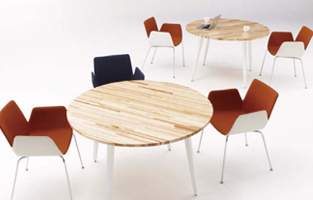 木目調の丸テーブルとモダンな椅子